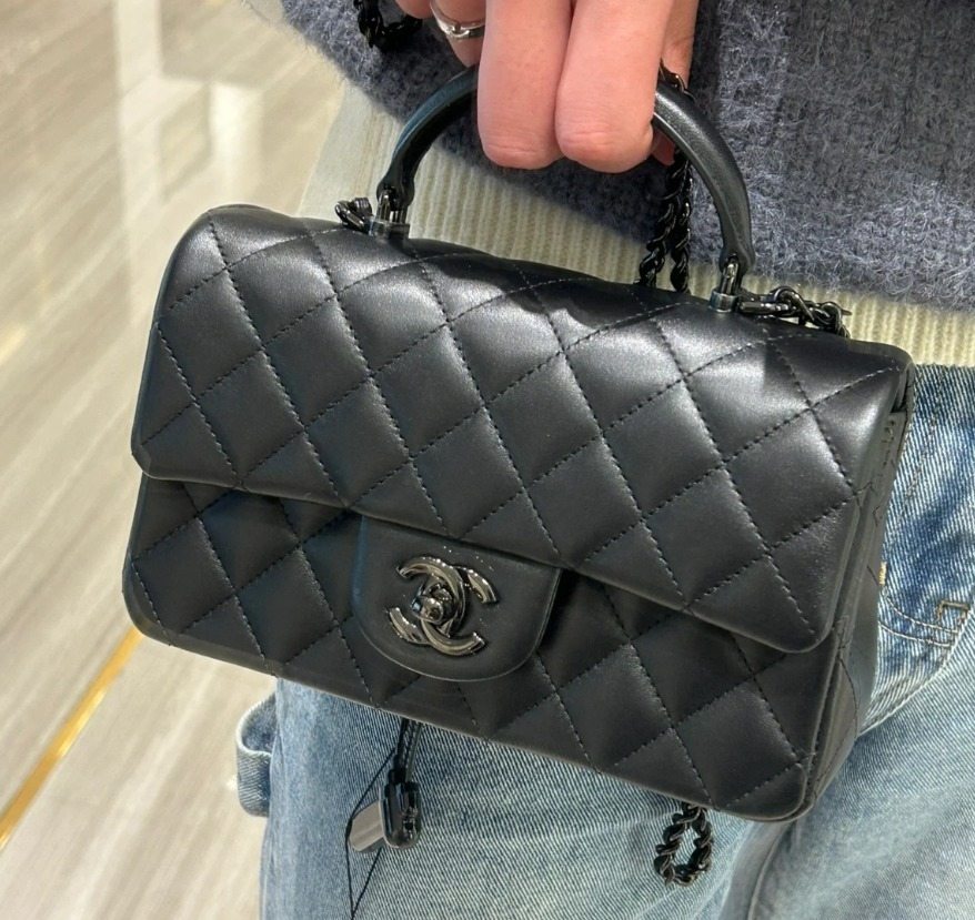 CHANEL《24A新作》シャネル ソーブラック ミニフラップバッグ